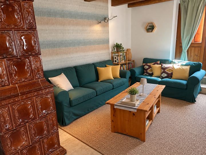 A Love Weekend háza – nappali a cserépkályhával