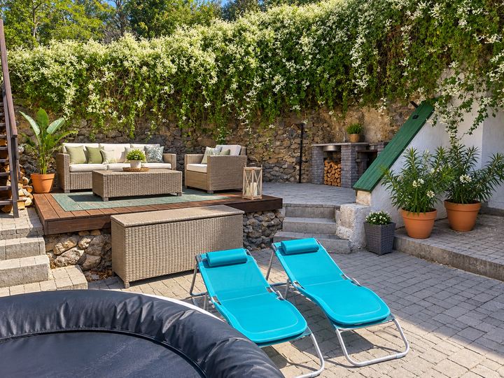 A Love Weekend háza – terasz a jakuzzival